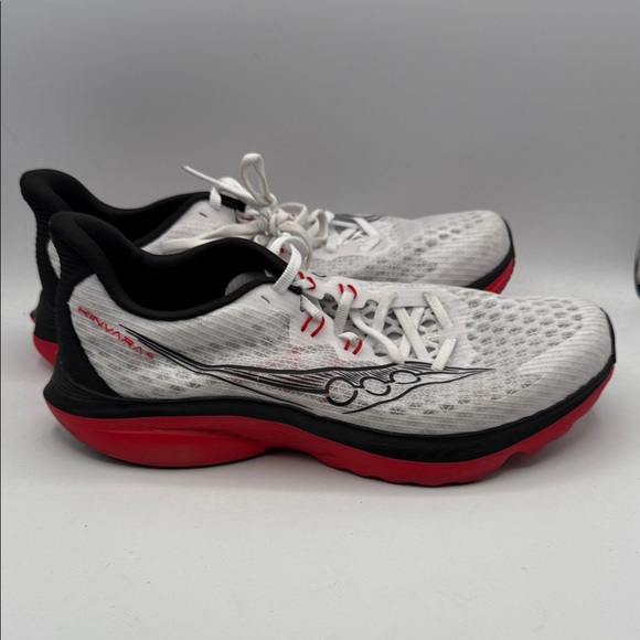 Saucony KINVARA 6 men’s 10 White and Black Running Shoes with Red Accents S20